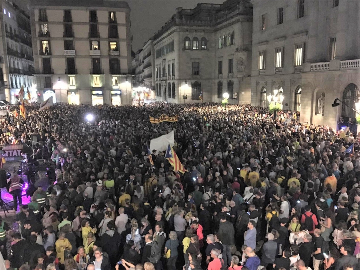 Concentración Plaza Sant Jaume en rechazo a la sentencia