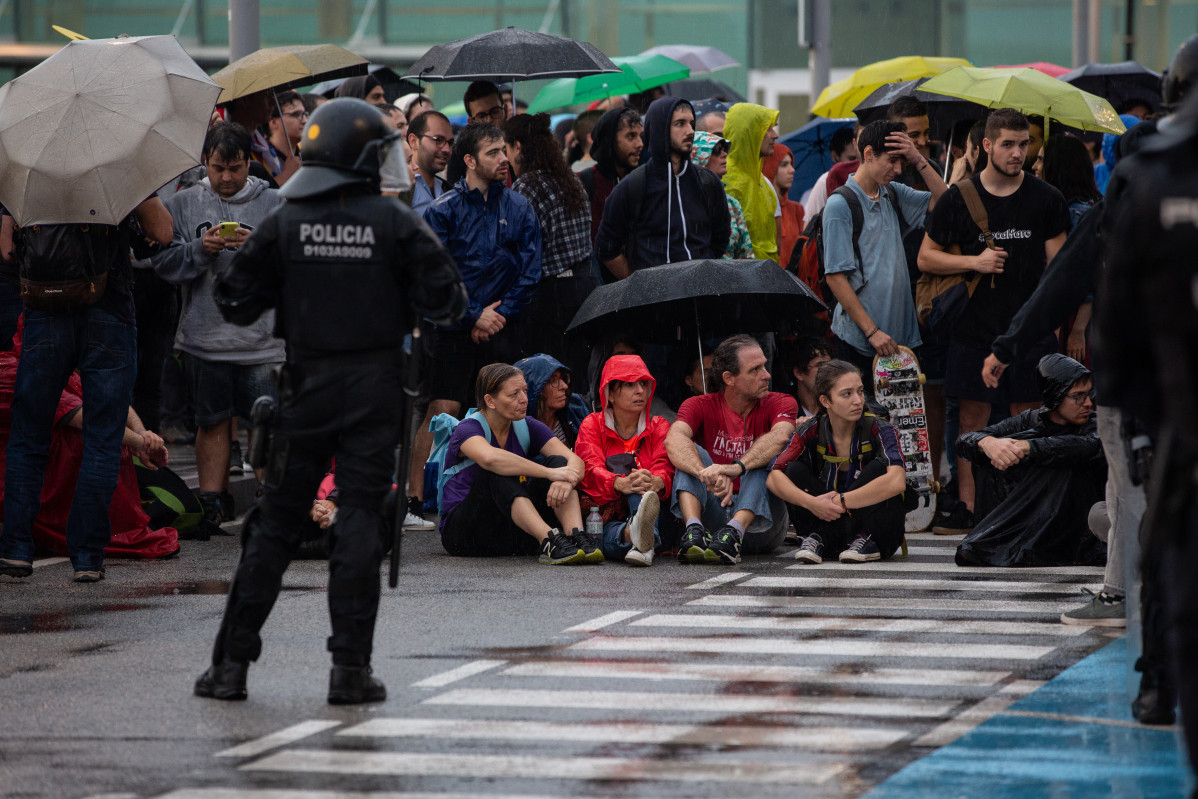 Un grupo de manifestantes, sentados en el Aeropuerto de Barcelona El Prat