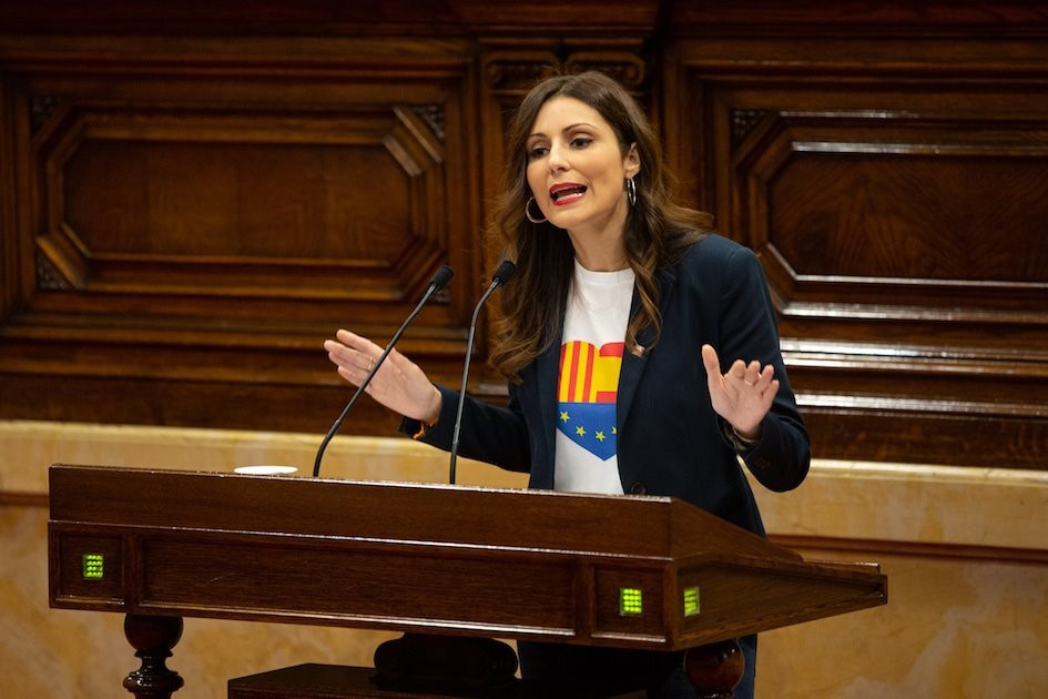 Lorena Roldán en el Parlament pleno disturbios