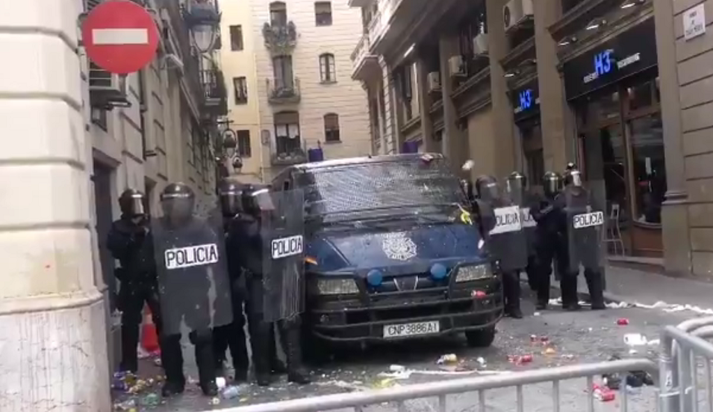 Estudiantes pacíficos lanzan huevos, latas y otro objetos a la Policía