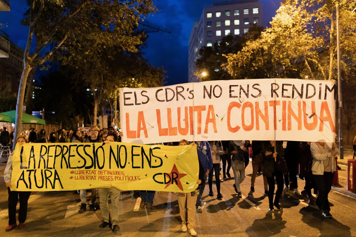 Unas 150 personas marchan en un pasacalles por Les Corts