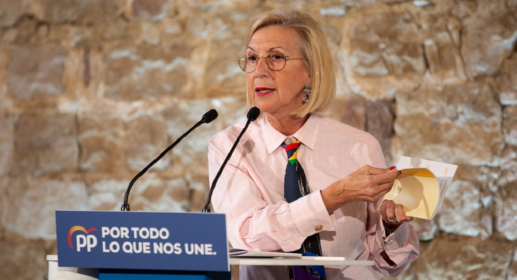 A fundadora de UPyD, Rosa Díez hojea la Constitución Española durante su intervrnción en el acto de campaña del Partido Popular