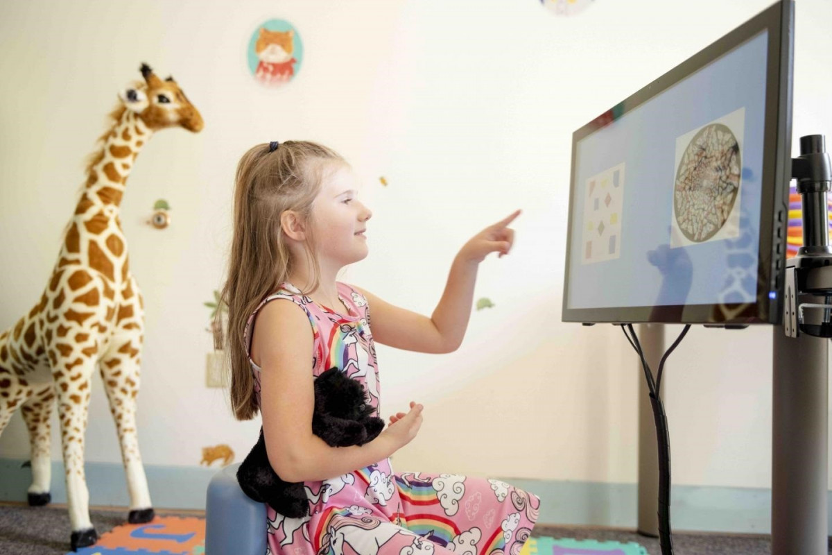 Una niña con un juego de habilidad matemática