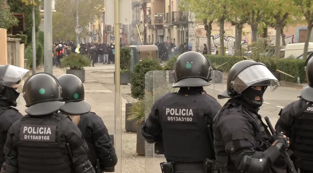 Antidisturbios de Mossos actuando en Salt 2