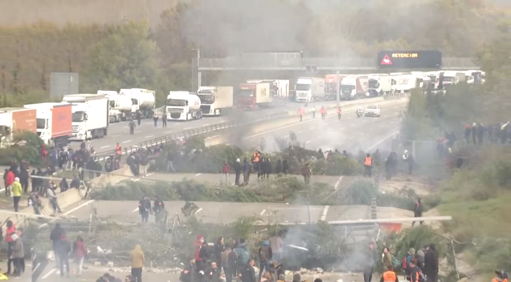 Barricadas en la autopista AP7