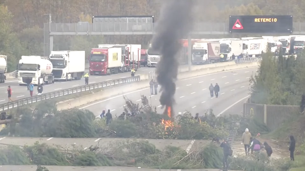 Barricadas y fuego en la autopista AP7