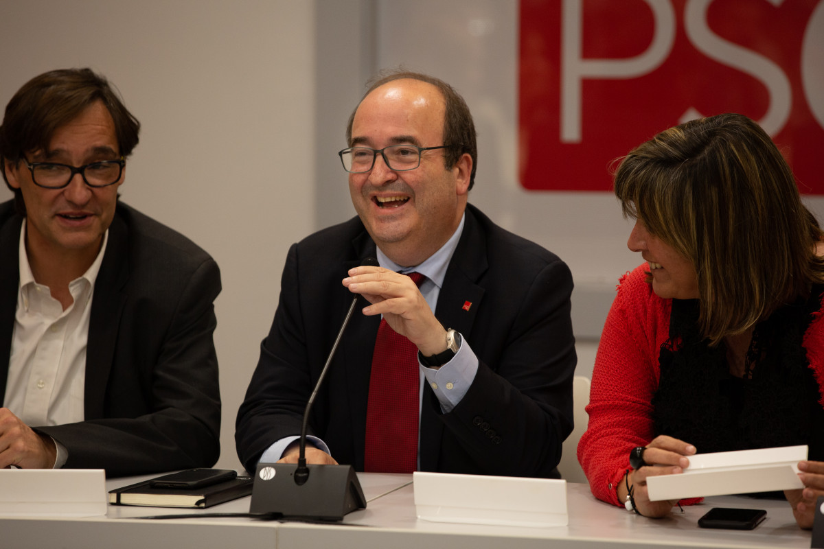 El líder del PSC junto a Núria Marín y Salvador Illa