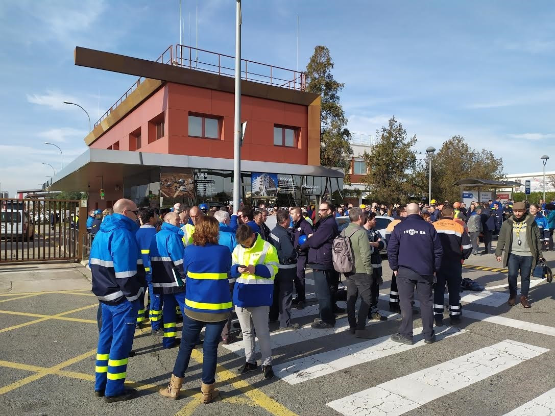 Empleados del polígono petroquímico de La Canonja (Tarragona) se concentran por las víctimas