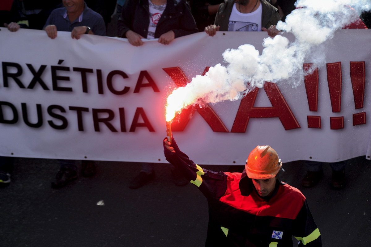 Un participante en la manifestación de los trabajadores de la multinacional Alcoa en A Coruña, Galicia, con una bengala en la mano