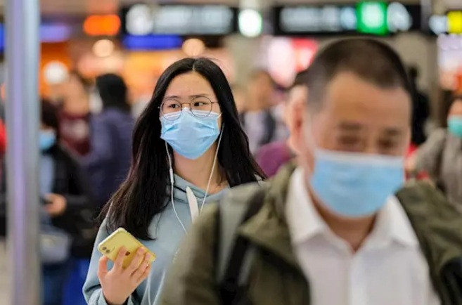 Ciudadanos usan mascarillas para no contagiarse de coronavirus