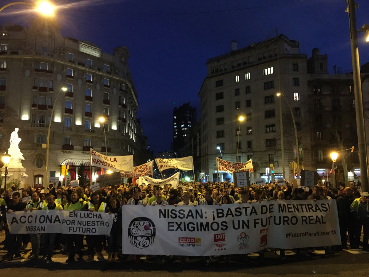 Manifestación de la plantilla de Nissan frente a la Delegación del Gobierno