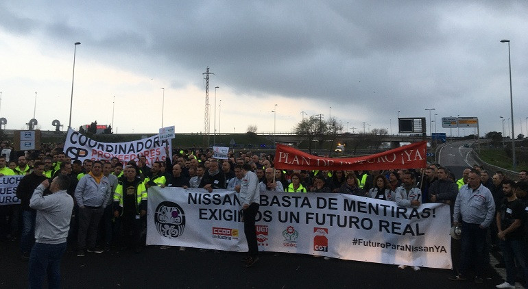 Más de un millar de trabajadores de Nissan cortan la Ronda Litoral de Barcelona