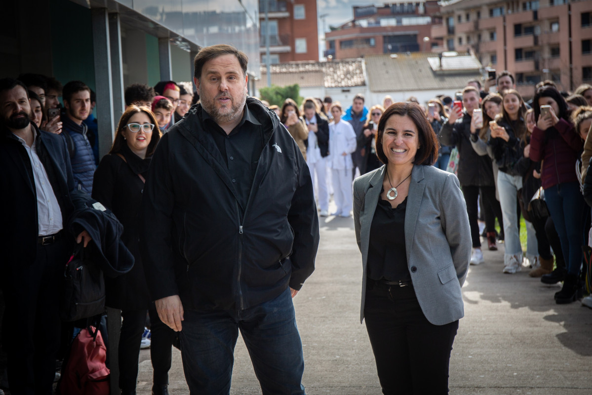 Junqueras llega al campus Manresa de la Universidad de Vic entre aplausos de los estudiantes