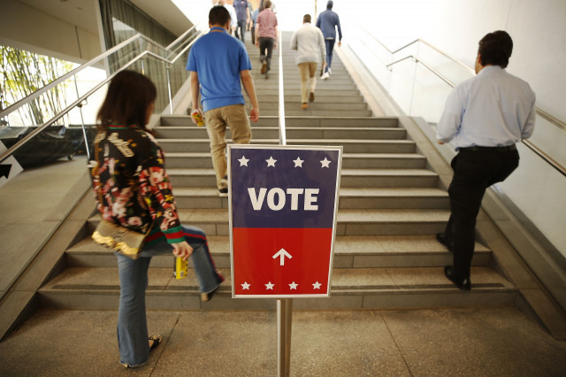 EuropaPress 2689060 March 3 2020  Los Angeles California USA  People make their way up to the pollin