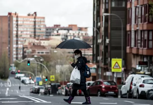 Mujer con mascarilla en Madrid