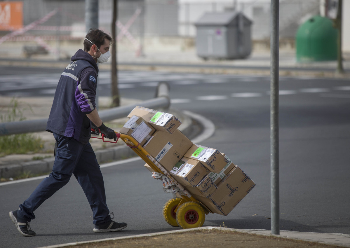 Un trabajador de una empresa de reparto durante el sexto día de confinamiento por coronavirus en su jornada laboral ya que es uno de los pocos colectivos que tiene permitido seguir con su actividad. Sevilla (Andalucía,España), a 20 de marzo de 2020.