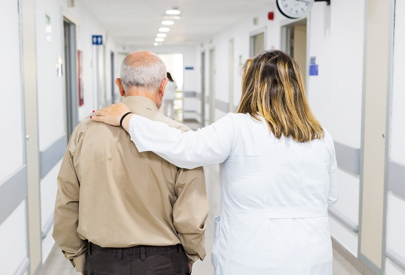 Programa atencion integral personas enfermedades avanzadas fundacio caixa