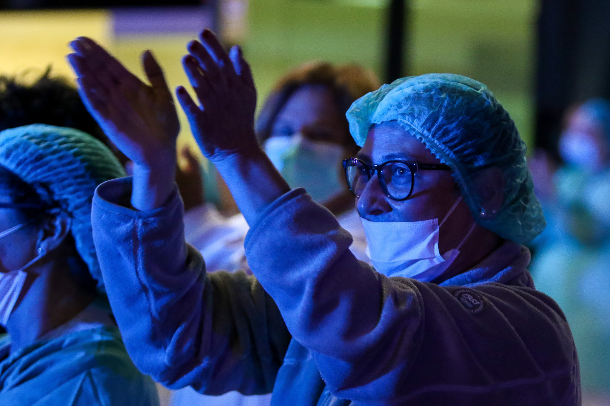 Homenaje a los Servicios Sanitarios y Policías que tiene lugar cada día a las 20:00 horas en la puerta del Hospital de la Fe como agradecimiento a su labor en la lucha contra el coronavirus. En Vale