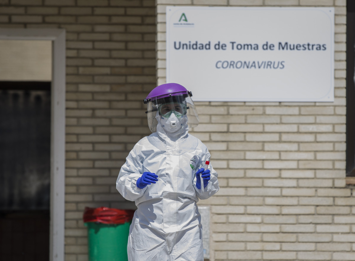 Un sanitario durante las de recogidas de muestras a personas  desde su propio coche para detectar casos de coronavirus, (Covid-19), en el Hospital Militar de Sevilla, (Andalucía, España), a 23 de ma