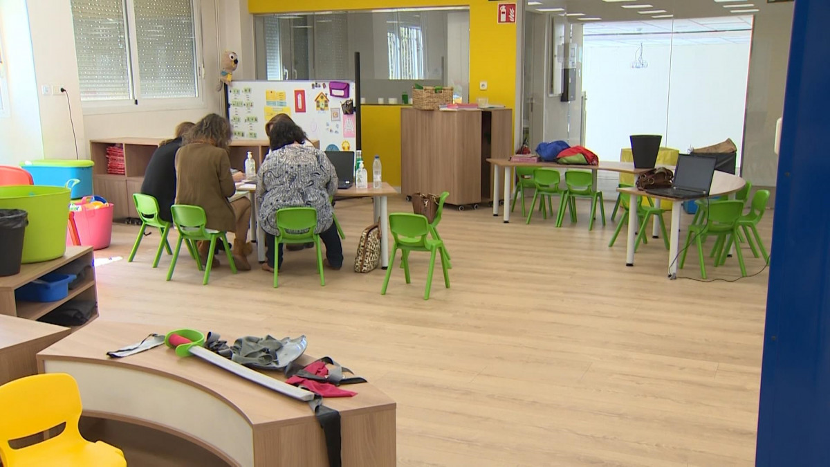 Profesoras del Colegio Claret de Madrid, que ha cerrado sus puertas por el brote de coronavirus.