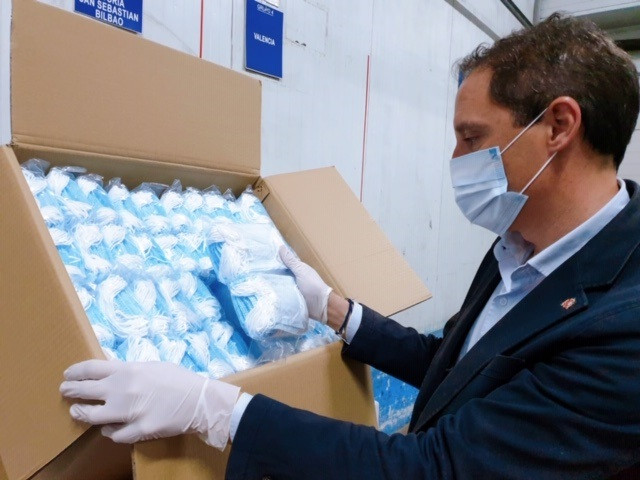 El subdelegado del Gobierno en Lleida, José Crespín, recibe mascarillas para repartir durante la crisis del coronavirus