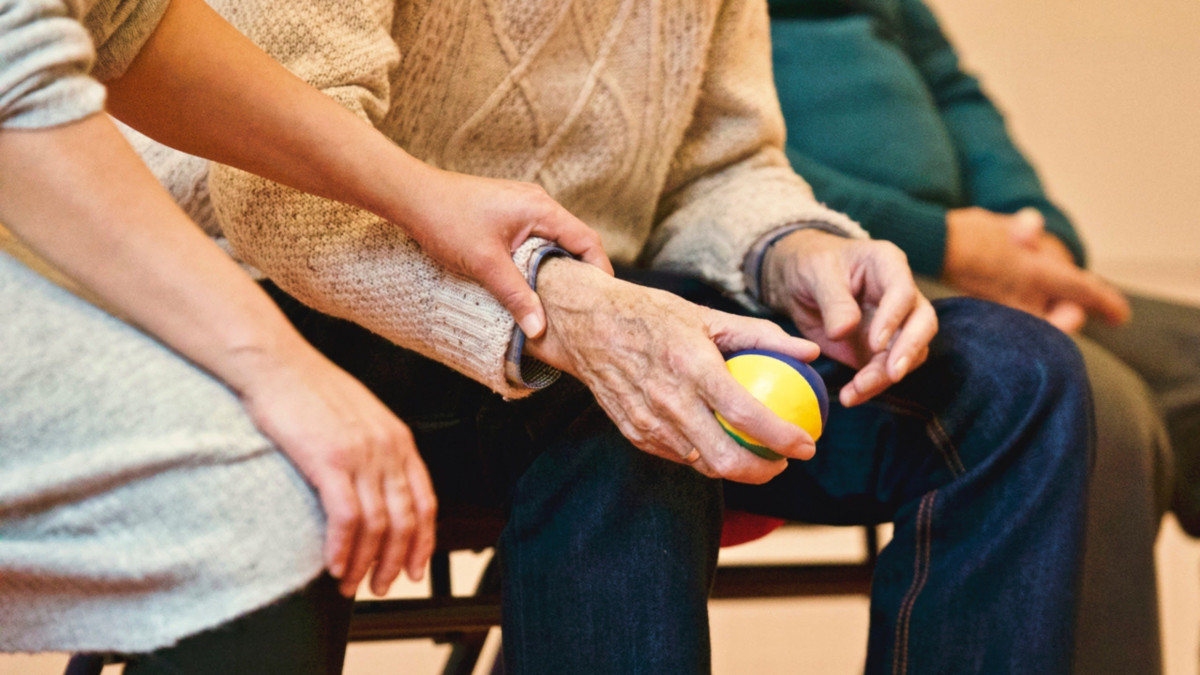 Un cuidador con un enfermo de Alzheimer