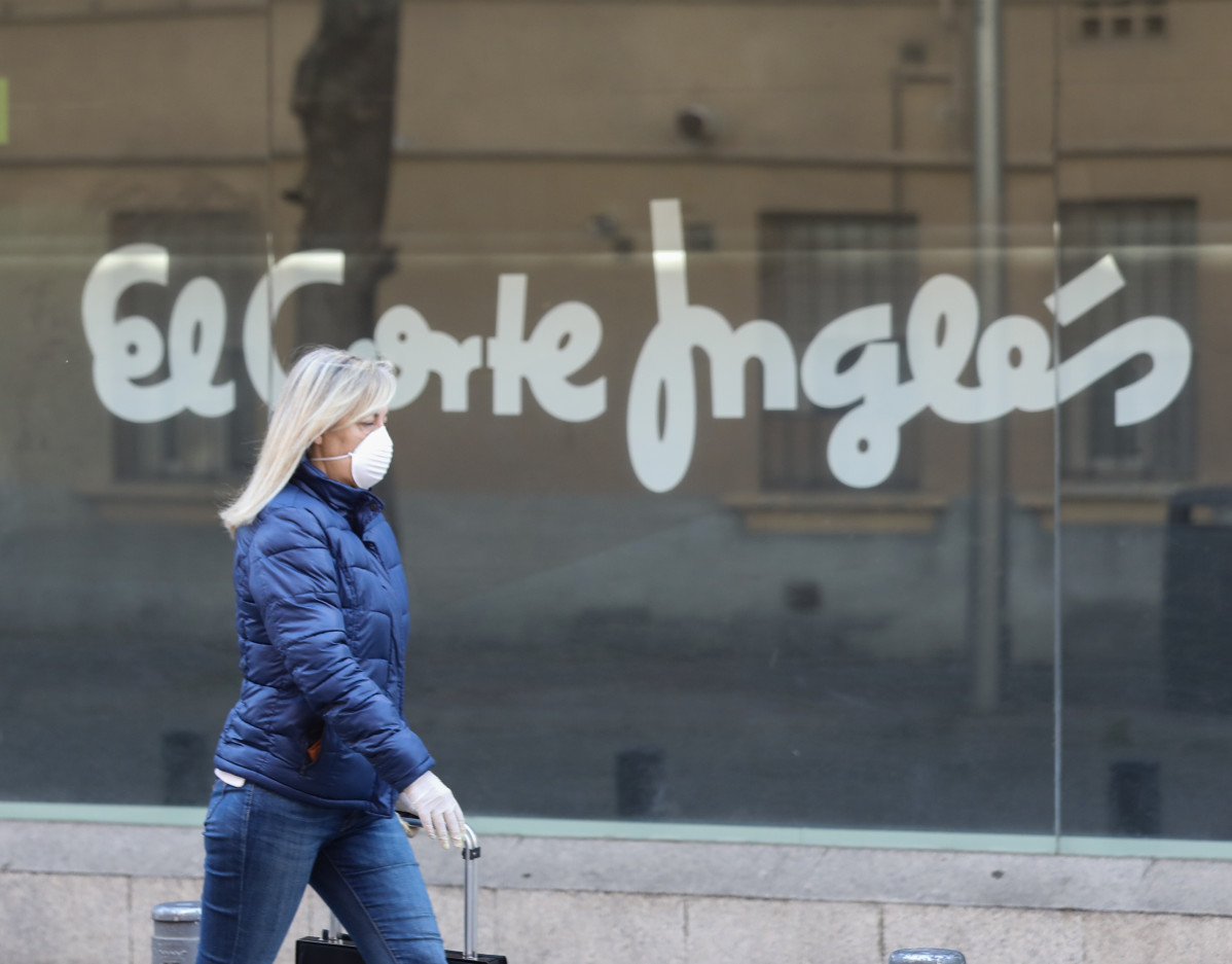 Una mujer pasa al lado de uno de los centros del Corte Inglés.