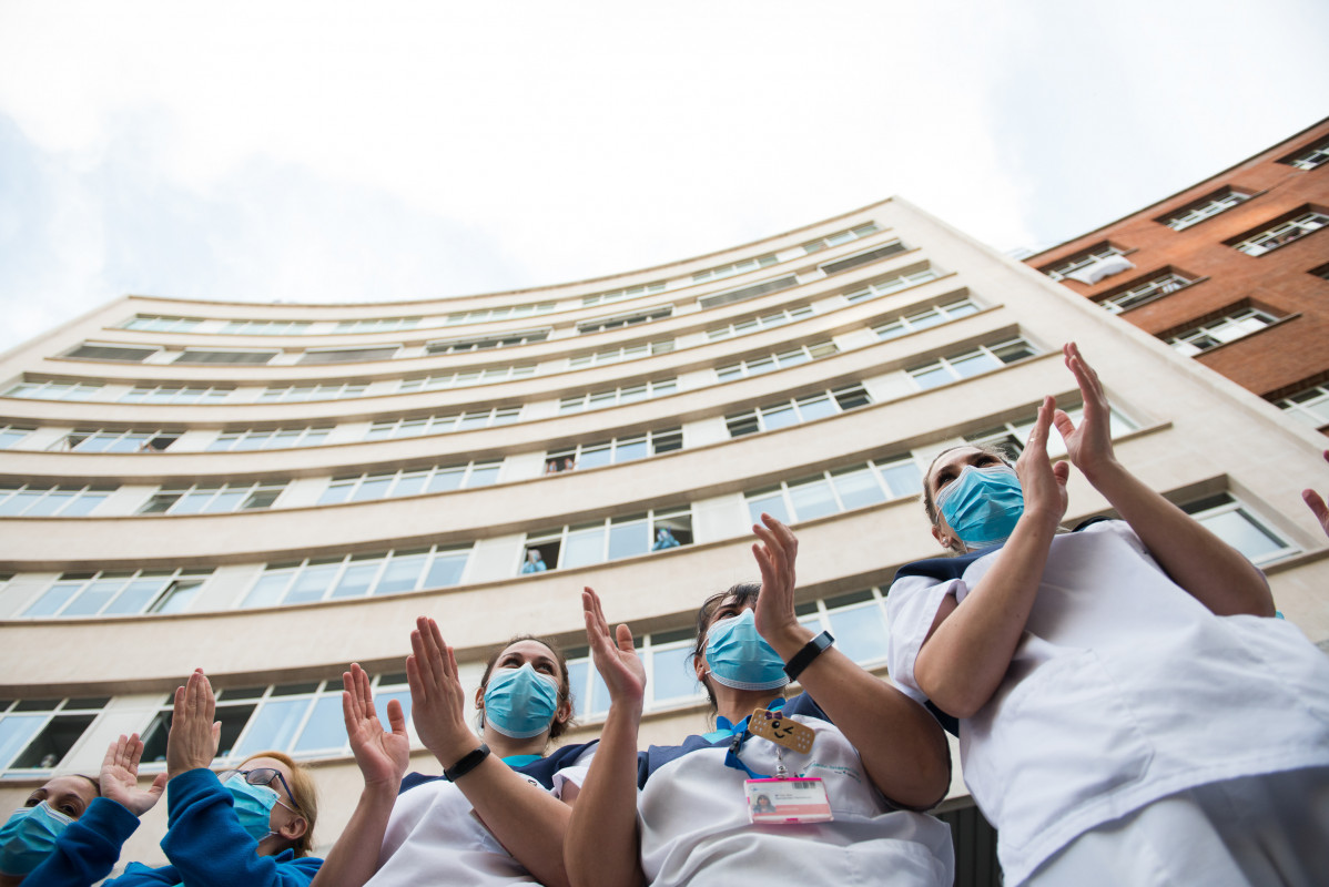 Varios sanitarios agradecen el apoyo recibido durante el homenaje a los Sanitarios en el Hospital Fundación Jimenez Diaz durante la pandemia de Covid-19 en Abril 20, 2020 in Madrid, España