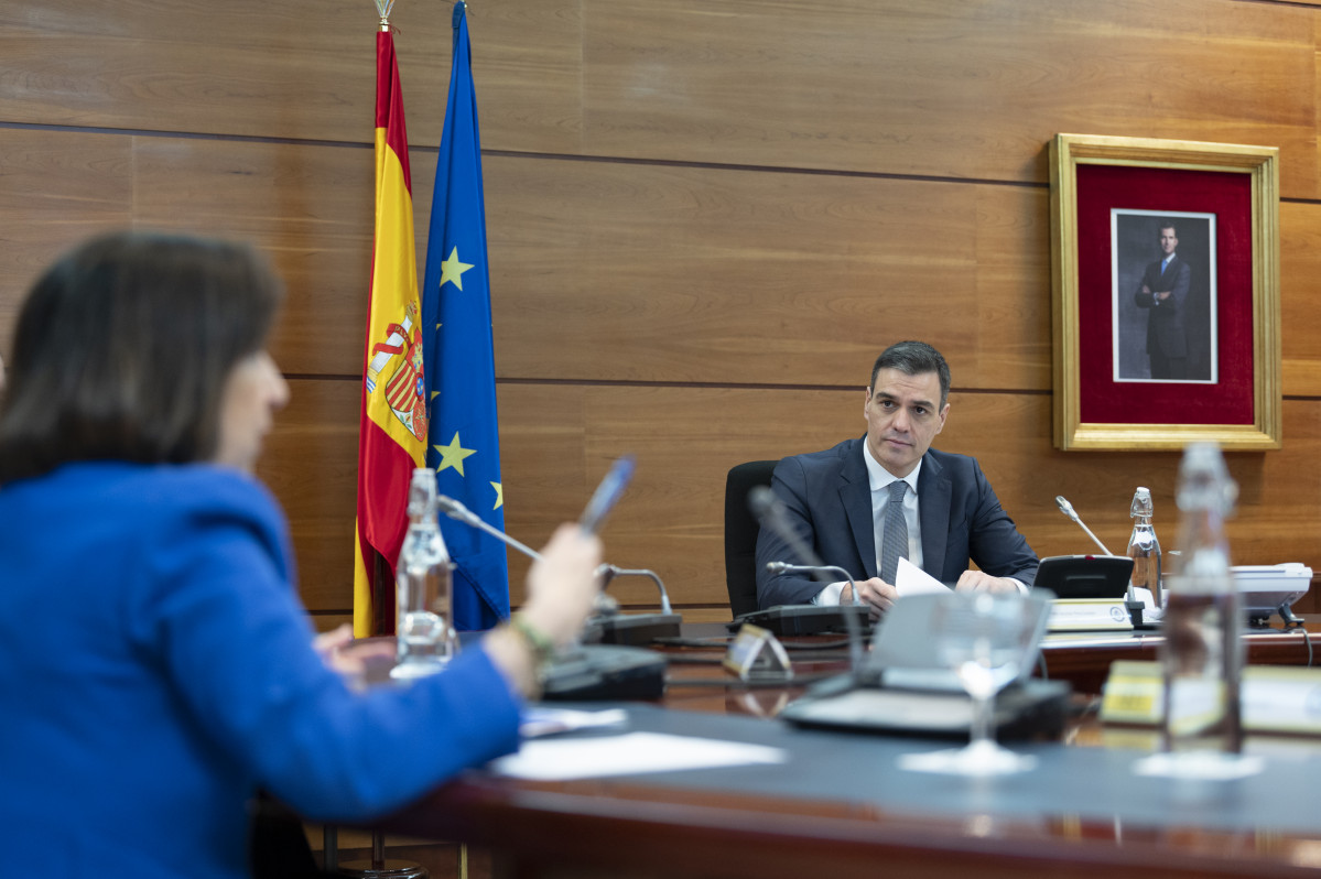 El presidente del Gobierno, Pedro Sánchez  y la ministra de Defensa, Margarita Robles.