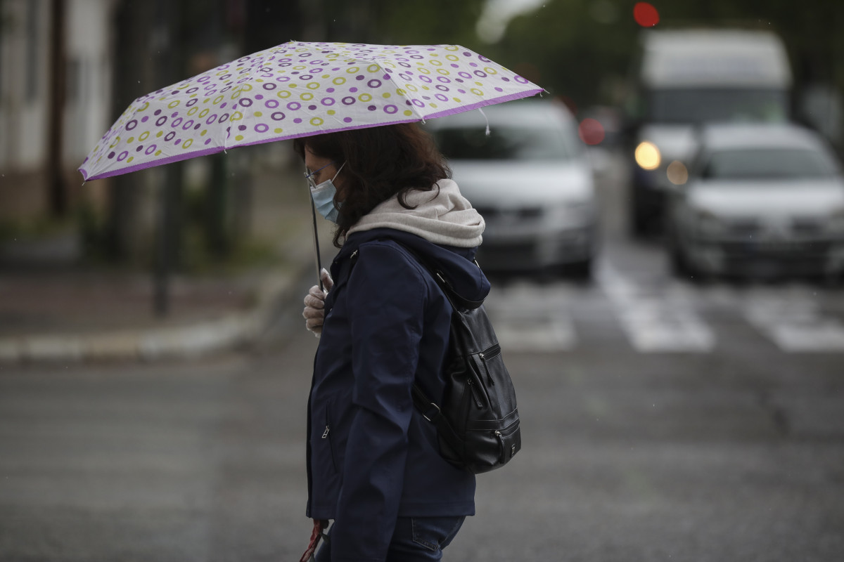 Una mujer protegida con mascarilla camina por la calle, durante el día 38 del estado de alarma en el país por la crisis del coronavirus. En Sevilla (Andalucía, España), a 21 de abril de 2020.