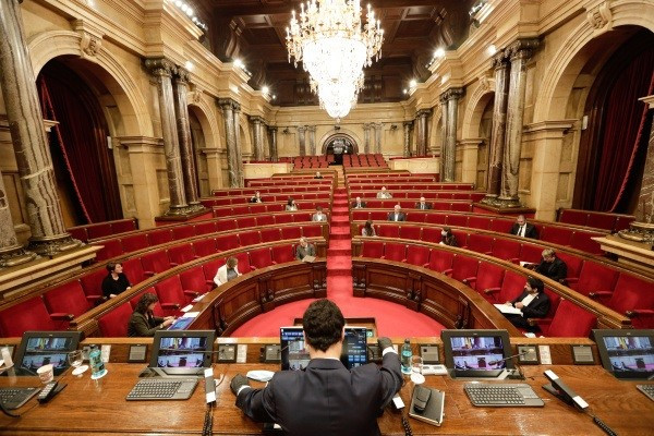 Ple telemàtic del Parlament pel coronavirus amb 21 diputats