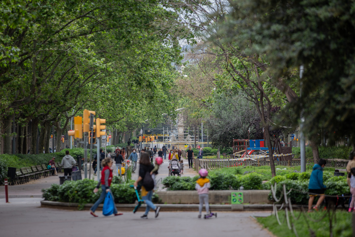 Varios niños pasean con sus padres durante el segundo día de desconfinamiento de niños y preadolescentes durante el estado de alarma por la crisis del coronavirus en el que los menores de 14 años 