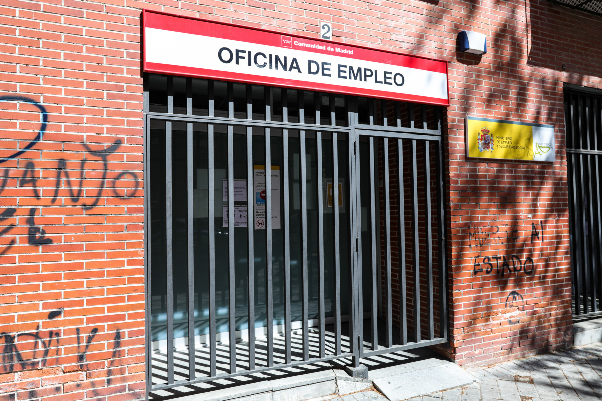 Rejas en las puertas de una Oficina de Empleo