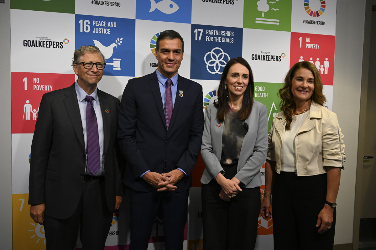 El presidente del Gobierno en funciones, Pedro Sánchez (2i), la primera ministra de Nueva Zelanda, Jacinda Ardern (3i), y los anfitriones Bill (1i) y Melinda Gates (1d), antes del comienzo del acto G