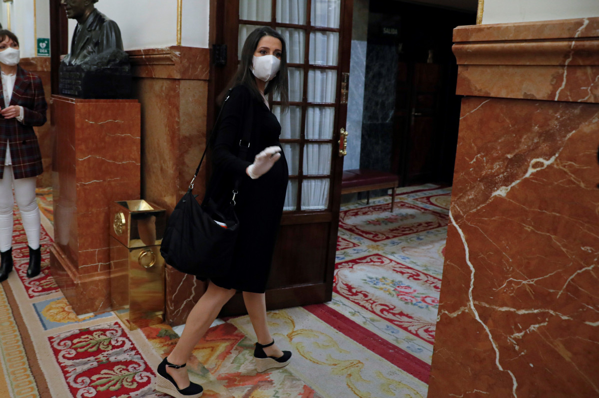 La presidenta de Ciudadanos y portavoz en el Congreso de los Diputados, Inés Arrimadas, a su llegada al Pleno de la Cámara Baja.