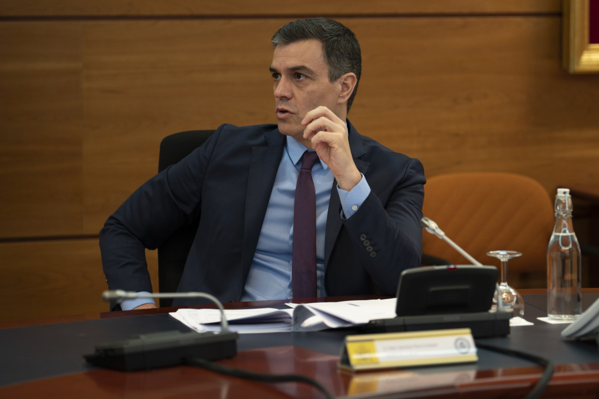 El presidente del Gobierno, Pedro Sánchez, durante la reunión del Consejo de ministros extraordinario, que convalidará la cuarta prórroga del estado de alarma hasta el 23 de mayo, en Madrid (Espa