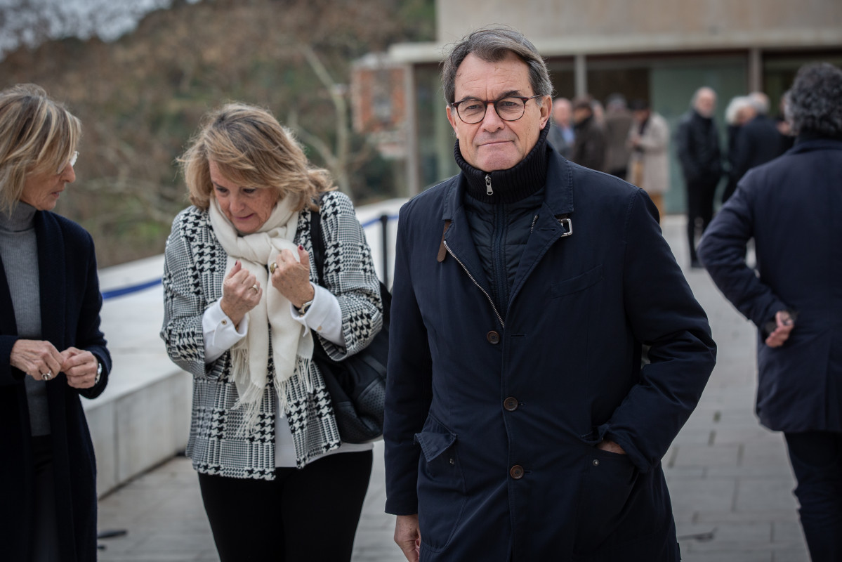 El expresidente de la Generalitat Artur Mas, a su salida del funeral de Diana Garrigosa, esposa del expresident de la Generalitat Pasqual Maragall, en el Tanatorio de Sant Gervasi en Barcelona/Catalun