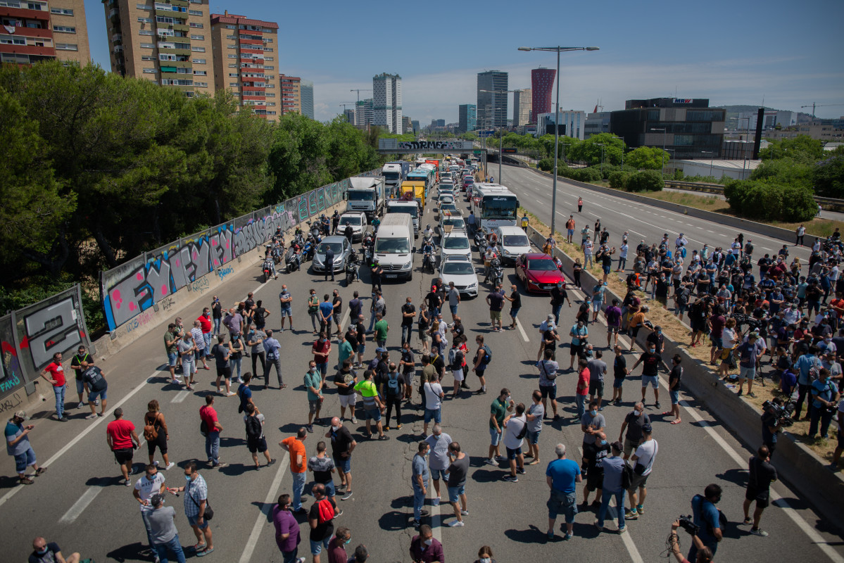 Treballadors de la planta de producció de Nissan a Barcelona tallen el trànsit en l'exterior de la fàbrica.