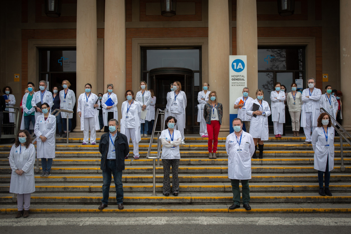 Concentración de profesionales sanitarios en el Hospital Vall d'Hebron de Barcelona en recuerdo del personal del sector que ha muerto a causa de la pandemia