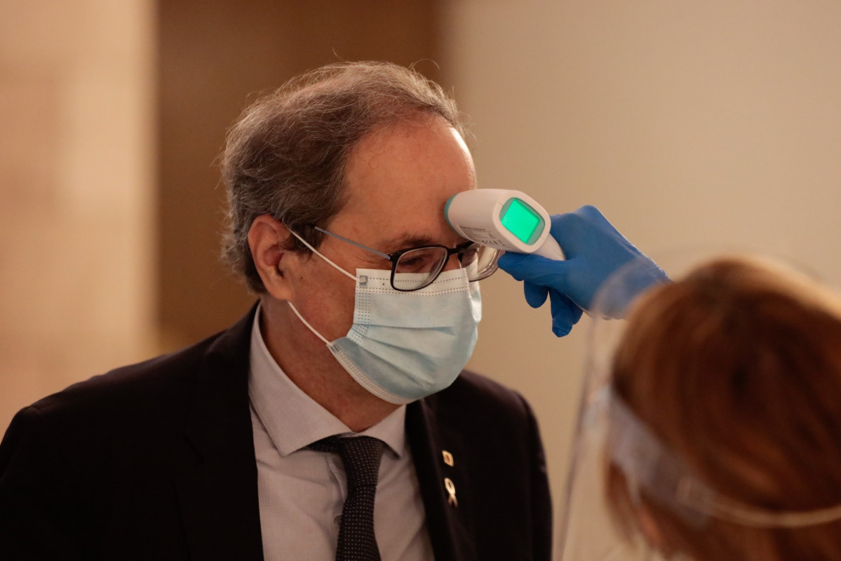 El president del Govern, Quim Torra, en un control de temperatura abans d'entrar al ple del Parlament del 3 de juny.