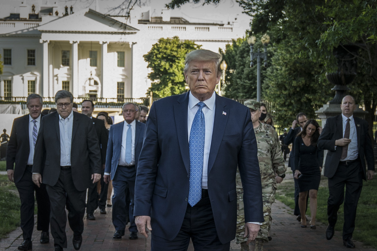 El president dels Estats Units, Donald Trump, es dirigeix cap a l'església de Saint John des de la Casa Blanca.