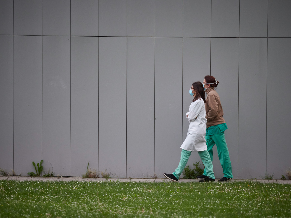 Varios sanitarios caminan por el Complejo Hospitalario de Navarra durante a Pandemia Covid-19  en Abril 28, 2020 en Pamplona, Navarra, España