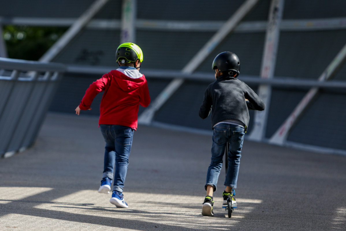 Dos niños jugando, en Madrid (España) a 11 de mayo de 2020.