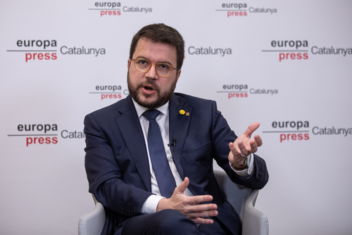 El vicepresidente de la Generalitat de Catalunya y conseller de Economía y Hacienda, Pere Aragonès, conversa con el delegado de Europa Press de Catalunya, Jordi Fernández, durante uno de los Encuen