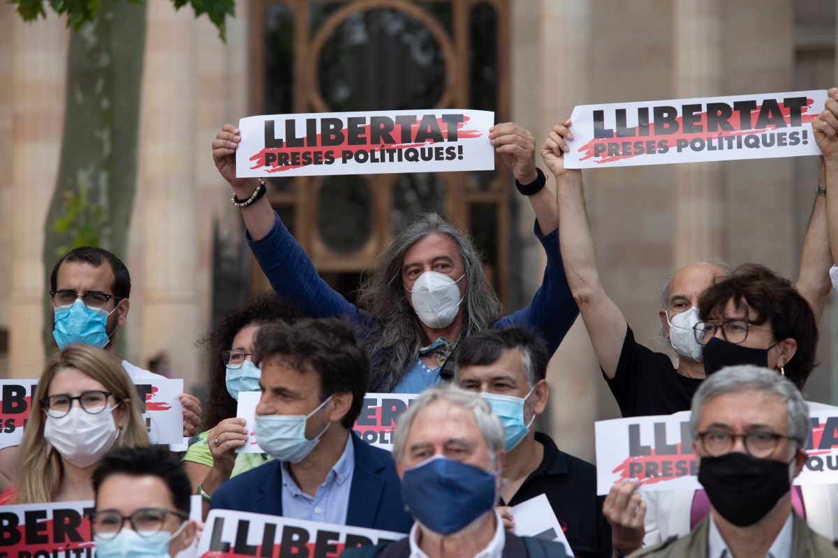 Representantes de la asociación Òmnium Cultural y de diferentes partidos políticos, entidades y sindicatos se manifiestan de nuevo por la libertad de los presos del 1-O frente al Tribunal Superior 