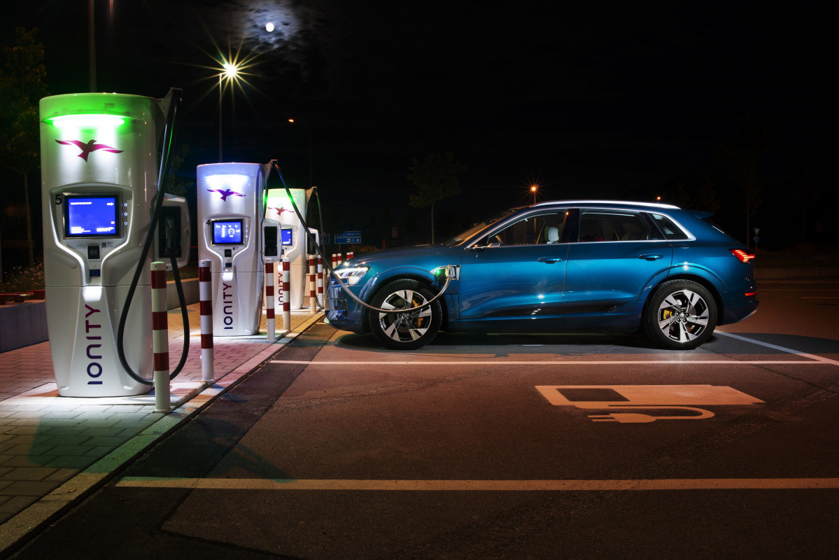 Imagen de un coche eléctrico cargándosa.