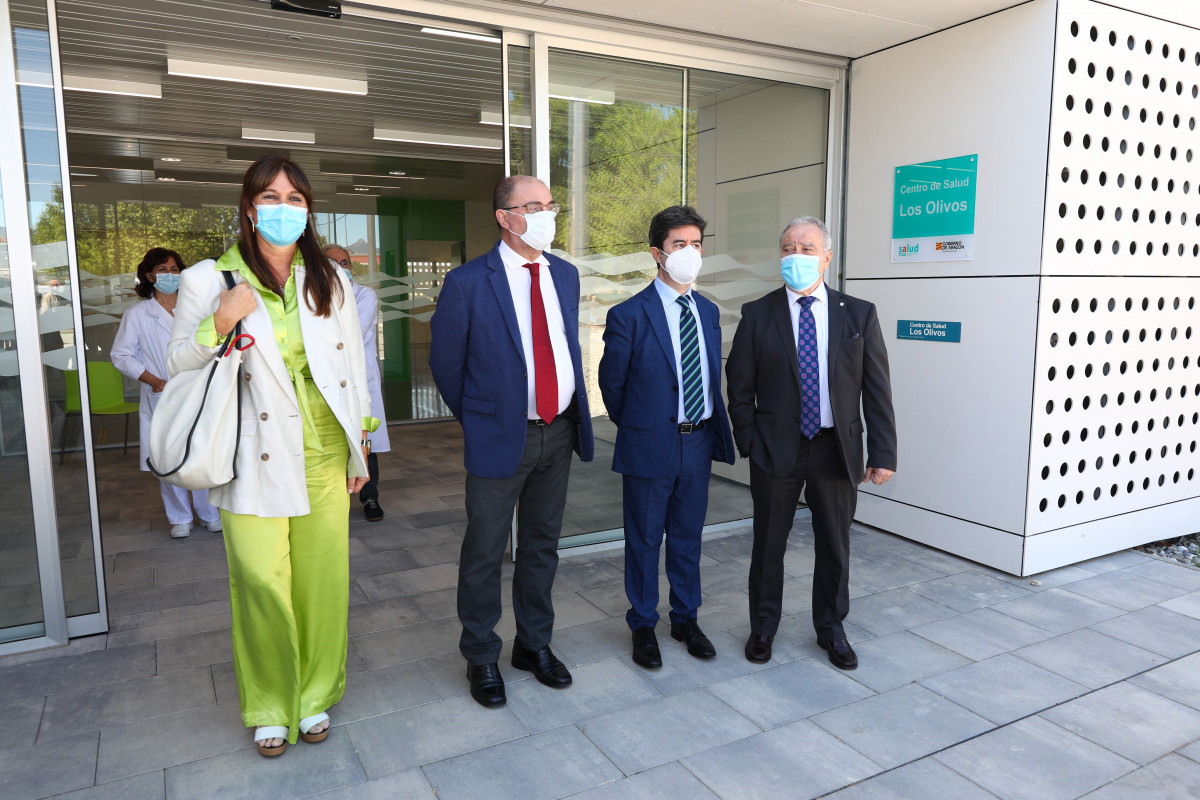 La consejera de Sanidad, Sira Ripollés; el presidente de Aragón, Javier Lambán; el alcalde de Huesca, Luis Felipe, y el presidente de la DPH, Miguel Gracia en la apertura del centro de salud