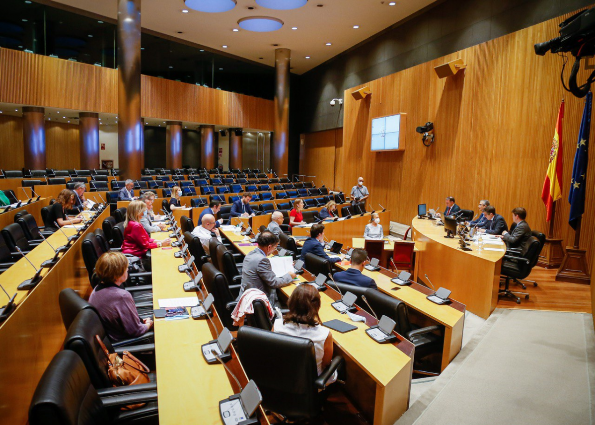 Vista general de la Comisión para la Reconstrucción Social y Económica con las comparecencias del gobernador del Banco de España, Pablo Hernández de Cos, y del alto representante de la UE para As