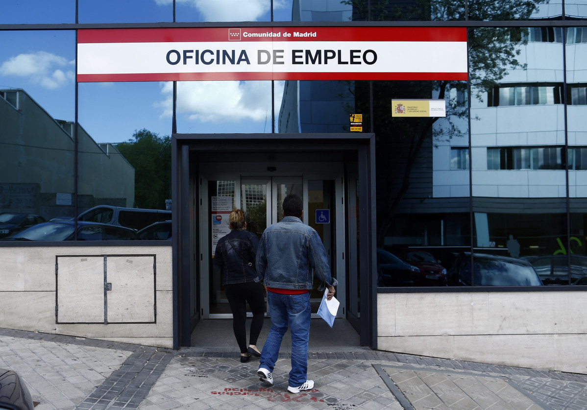 Dos personas entran a una oficina del paro en la capital. En Madrid, (España), a