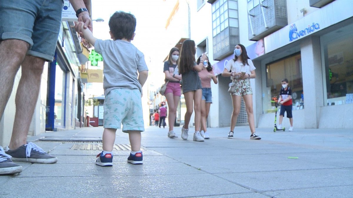 Niños paseando por Mérida en su nuevo horario